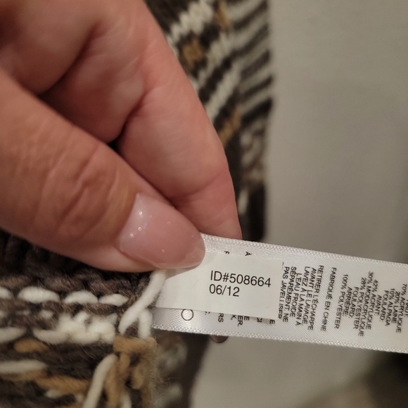 EXPRESS Sweater w/faux fur collar Circa 2012 - Picture 9 of 9